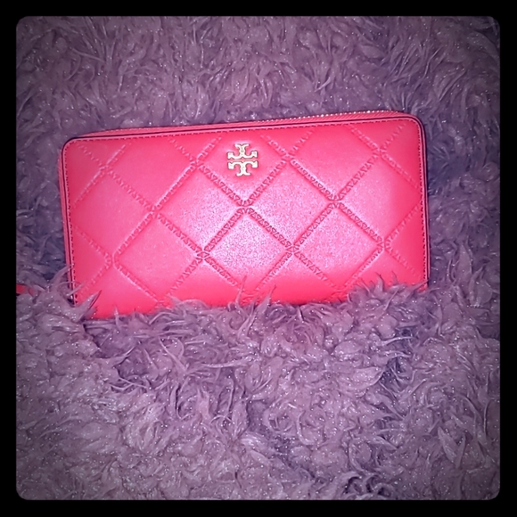 Tory Burch Handbags - AUTHENTIC Tory Burch Wallet pink/peach